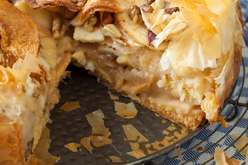 Aangesneden appeltaart met walnoten en beukennootjes